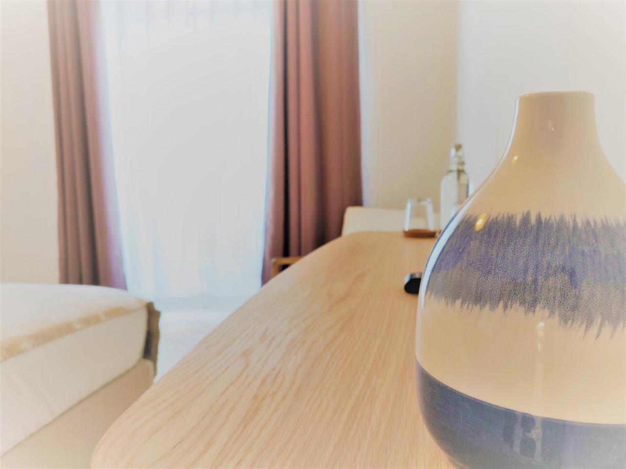 Zimmer mit Kingsize-Bett und Balkon